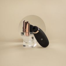 Вакуумный бесконтактный стимулятор клитора черный Irresistible  So Divine