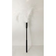 Кисточка с белыми перышками для шалостей Long