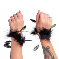 Наручники черные с длинными перьями на золотой цепочке DS Fetish 