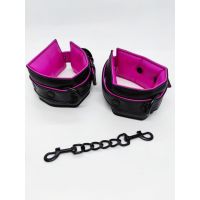 Наручники БДСМ из искусственной кожи с двухсторонней расцветкой  черной снаружи и розовой внутри DS Fetish Handcuffs black pink