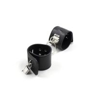 Наручники черного цвета БДСМ соединенные серебристым металлическим кольцом DS Fetish Hasp style wrist restraints black