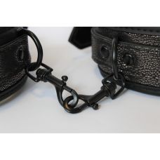 Кайдани для рук EROKEY з екошкіри і металу чорні 26 см