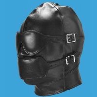Черная кожаная маска для лица в БДСМ 