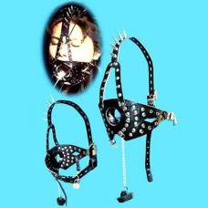 Черный кожаный намордник с металлическим кляпом для рта