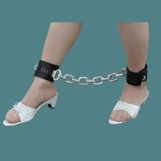 Чорні шкіряні наножники з ланцюгом для БДСМ