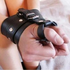 Кожаные наручники черные с ограничением на пальцах