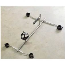 Фиксация оковами с металическими распорками на четвереньках и фаллоимитатором Bdsm4u