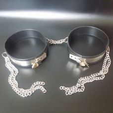 Фіксатори для ніг з кріпленням на стегнах БДСМ із ланцюжками чорного сріблястого кольору Bdsm4u