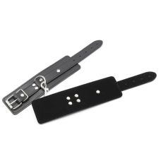 Чорні червоні сережки з заклепками