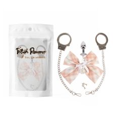 Анальная пробка из медицинской стали с камушком серебристого цвета с телесным бантиком с Наручниками Cnt Master Gift 