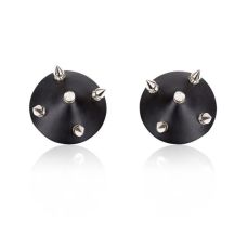 Пестиси на соски чорного кольору з великими шипами