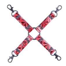 Коннектор для фиксации с четырьмя карабинами и кольцом БДСМ красного цвета