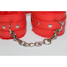 Оковы для фиксации рук из искусственной кожи с меховой подкладкой красного цвета Notabu