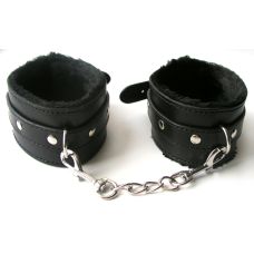 Оковы из экокожи с меховой подкладкой универсального размера Notabu черные