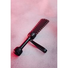 Шлепалка с заклепками и петелькой на ручке БДСМ из натуральной кожи черного цвета Candy Hero модель PDL1