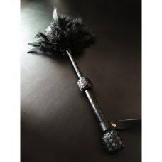 Щекоталка на длинной ручке БДСМ из пера натуральная кожа черного цвета Candy Hero модель RCFL1138