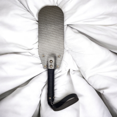 Шлепалка ручной работы с твердой ручкой и петелькой из натуральной кожи цвета металл Flirty Collection