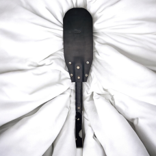 Шлепалка ручной работы с твердой ручкой и петелькой из натуральной кожи черного цвета Flirty Collection