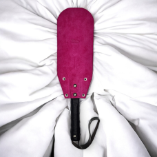 Шлепалка ручной работы с твердой ручкой и петелькой из замшевой кожи розового цвета Flirty Collection