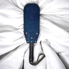 Шлепалка ручной работы с твердой ручкой и петелькой из замшевой кожи синего цвета Flirty Collection