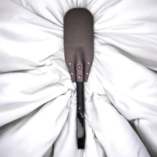 Шлепалка ручной работы с твердой ручкой и петелькой из натуральной кожи цвета графит Flirty Collection