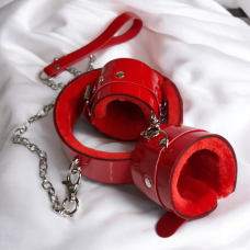 Подарочный набор для фиксации наручники и ошейник с поводком из эко лака красного цвета Flirty Collection