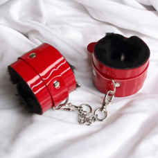 Королевские из искусственной кожи наручники БДСМ красные с  черным мехом Flirty				