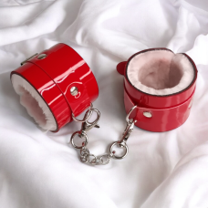 Королевские из искусственной кожи наручники БДСМ красные с розовым мехом Flirty				