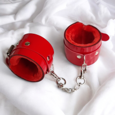 Королевские из искусственной кожи наручники БДСМ красные с красным мехом Flirty									