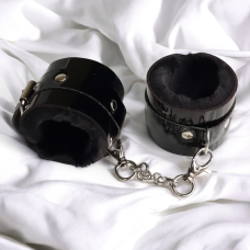 Наручники БДСМ из искусственной кожи черного цвета с черным мехом Flirty 					