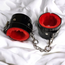 Наручники БДСМ из искусственной кожи черного цвета с красным мехом Flirty 			