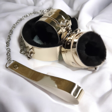 Подарочный набор для фиксации наручники и ошейник с поводком из эко лака золотистого цвета Flirty Collection