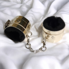 Стильные наручники БДСМ из искусственной кожи золотистого цвета с черным мехом Flirty 