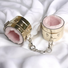 Стильные наручники БДСМ из искусственной кожи золотистого цвета с розовым мехом Flirty 