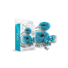 Набір Пані БДСМ Анальна пробка та Наручники зі штучного хутра блакитного кольору NS Novelties Global Novelties Nixie Metal Butt Plug & Furry Handcuff Set Blue Metallic розмір Medium