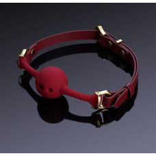 Кляп в рот шарик БДСМ с отверстиями в виде сердца красного цвета UPKO