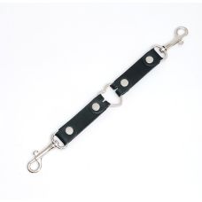 Коннектор для фиксации с двумя карабинами и сердцем БДСМ из натуральной кожи и металлической фурнитуры черного цвета Scappa 	