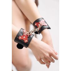 Наручники БДСМ из натуральной кожи черного цвета с красными вставками бабочками Scappa