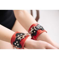 Наручники БДСМ из натуральной кожи красного цвета с черными вставками Scappa