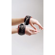 Наручники с карабинами БДСМ из натуральной кожи черно красного цвета Scappa