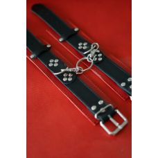 Оковы с заклепками БДСМ из натуральной кожи черно красного цвета Scappa